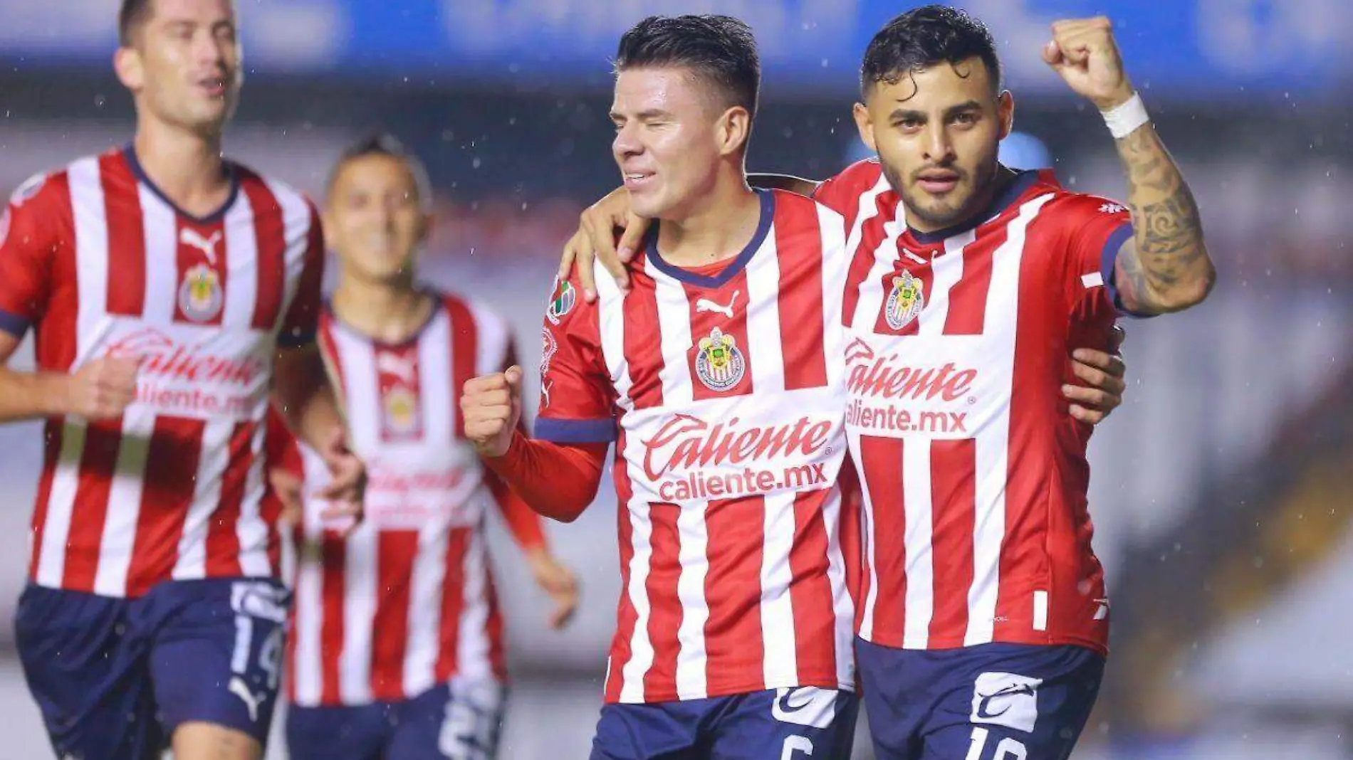 Chivas sigue en plan grande y arrolla a Pumas